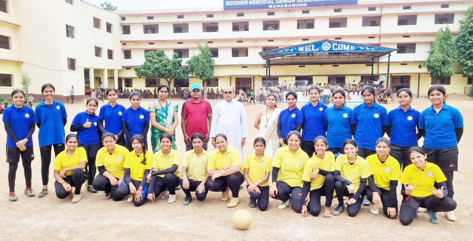 स्कूल मे फुटबॉल मैच, बढ़-चढक़र लिया हिस्सा स्कूल मे फुटबॉल मैच, बढ़-चढक़र लिया हिस्सा