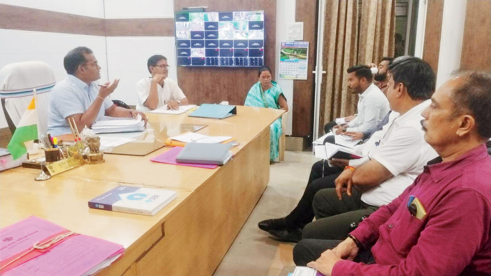 आवेदनों के निराकरण में देरी, अफसर समेत 2 कॉलोनाइजर और 5 कर्मचारियों को नोटिस