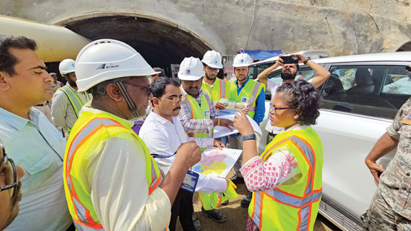 कलेक्टर ने भारत माला ट्विन टनल का किया निरीक्षण कलेक्टर ने भारत माला ट्विन टनल का किया निरीक्षण