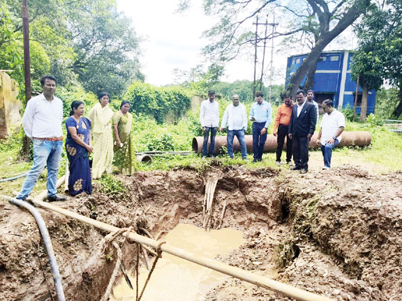 जल आवर्धन पाइपलाइन क्षतिग्रस्त, महापौर ने किया निरीक्षण जल आवर्धन पाइपलाइन क्षतिग्रस्त, महापौर ने किया निरीक्षण