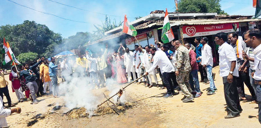 कांग्रेस ने ईडी का पुतला फूंककर जताया छापे का विरोध कांग्रेस ने ईडी का पुतला फूंककर जताया छापे का विरोध