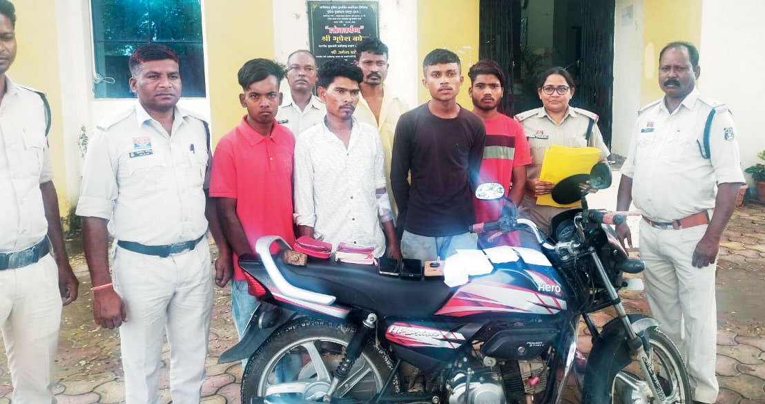प्रोफेसर के घर से चोरी, 5 आरोपी गिरफ्तार