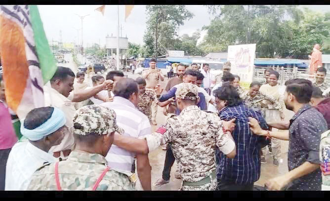 कांग्रेसियों ने फूंका ईडी का पुतला कांग्रेसियों ने फूंका ईडी का पुतला