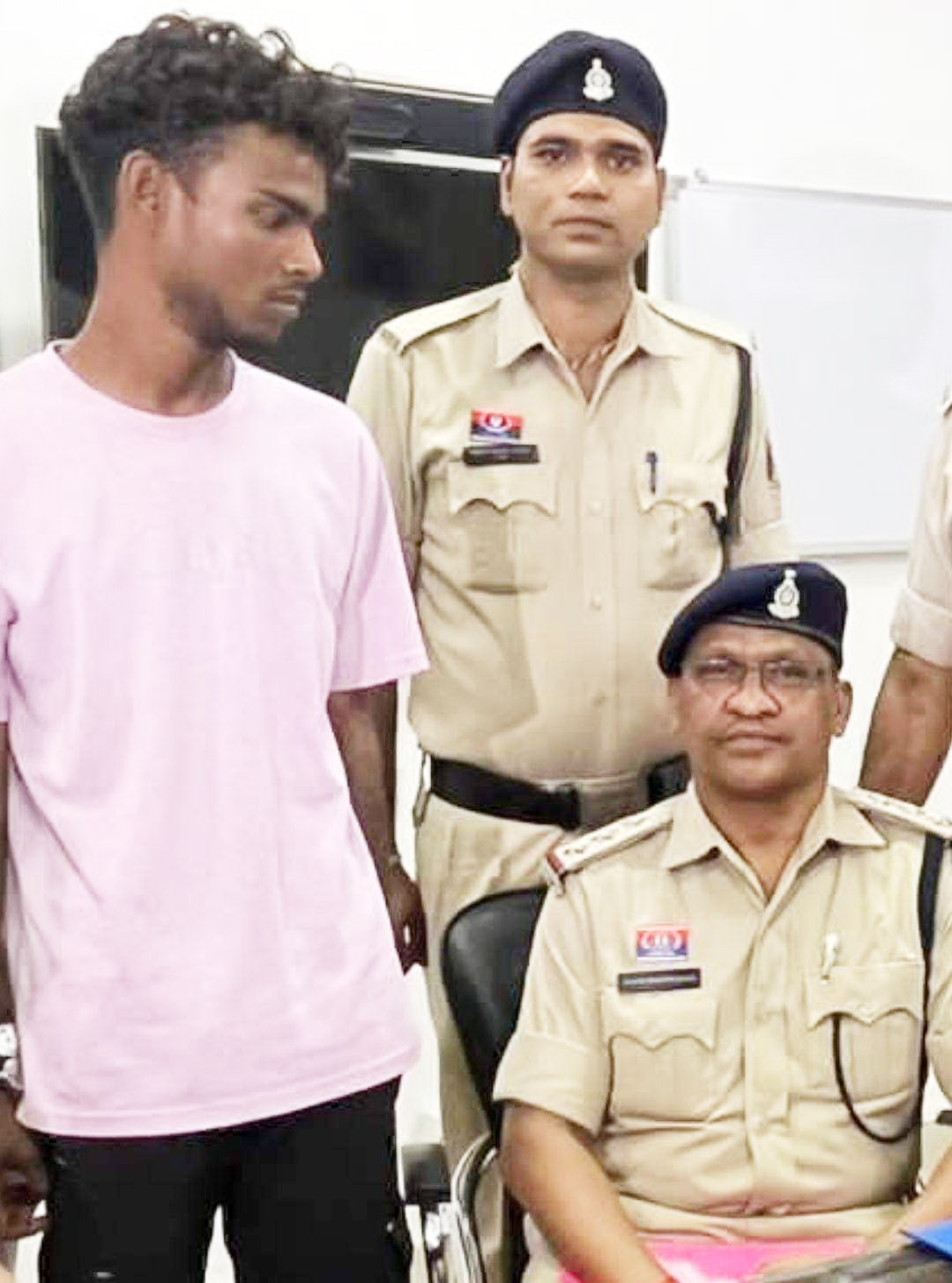 एक्सप्रेस के एसी कोच से आई फोन, सोने का कंगन,  कैश उड़ाने वाला  गिरफ्तार