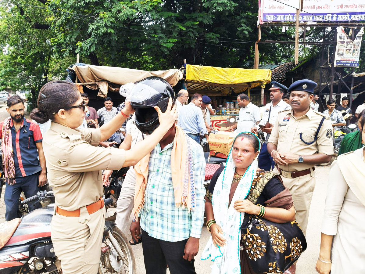 यातायात जागरूकता हेलमेट रैली