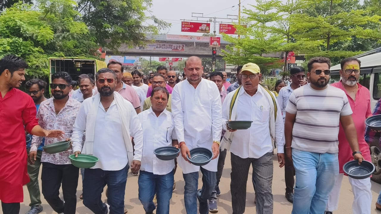 कटोरा पकडक़र कांग्रेसियों का प्रदर्शन कटोरा पकडक़र कांग्रेसियों का प्रदर्शन