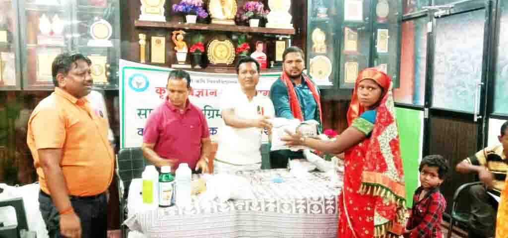 सांसद राठिया ने किसानों को तिल बीज  व अन्य सामान का किया वितरण