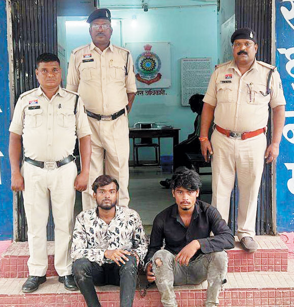मनचले युवकों को छेड़छाड़ भारी पड़ी, गिरफ्तार