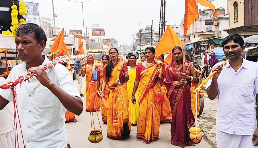 सावन का दूसरा सोमवार: शिवालयों में उमड़े भक्त, निकाली कांवड़ यात्रा सावन का दूसरा सोमवार: शिवालयों में उमड़े भक्त, निकाली कांवड़ यात्रा