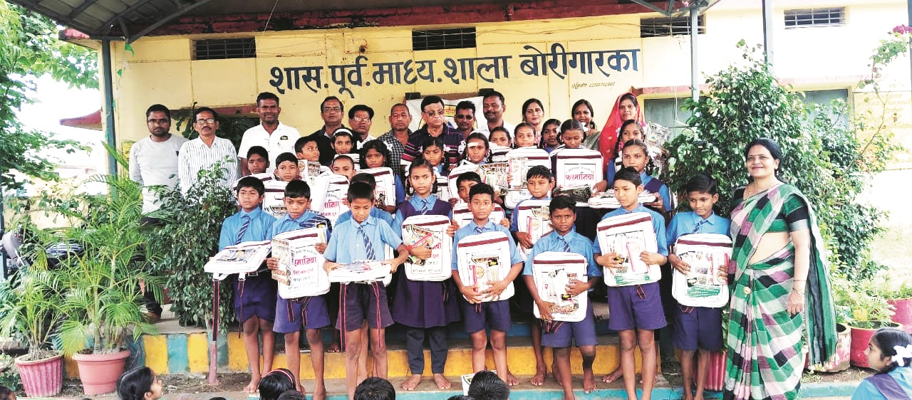 सुरेश फरमानिया ने बांटे सैकड़ों बच्चों को शैक्षणिक सामग्री
