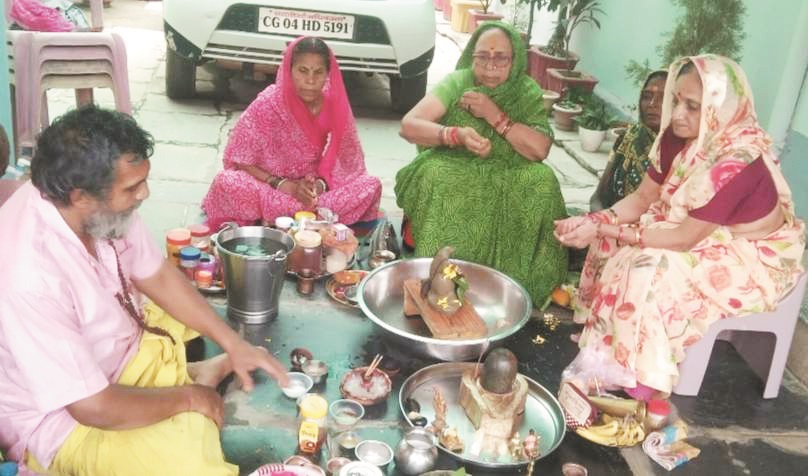 समाजसेवी महिलाओं ने किया भोलेनाथ का रूद्राभिषेक समाजसेवी महिलाओं ने किया भोलेनाथ का रूद्राभिषेक