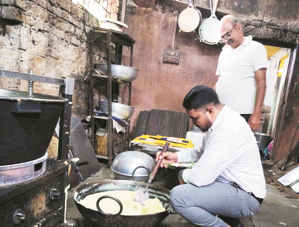 टीम ने किया मिठाई दुकानों की जांच टीम ने किया मिठाई दुकानों की जांच