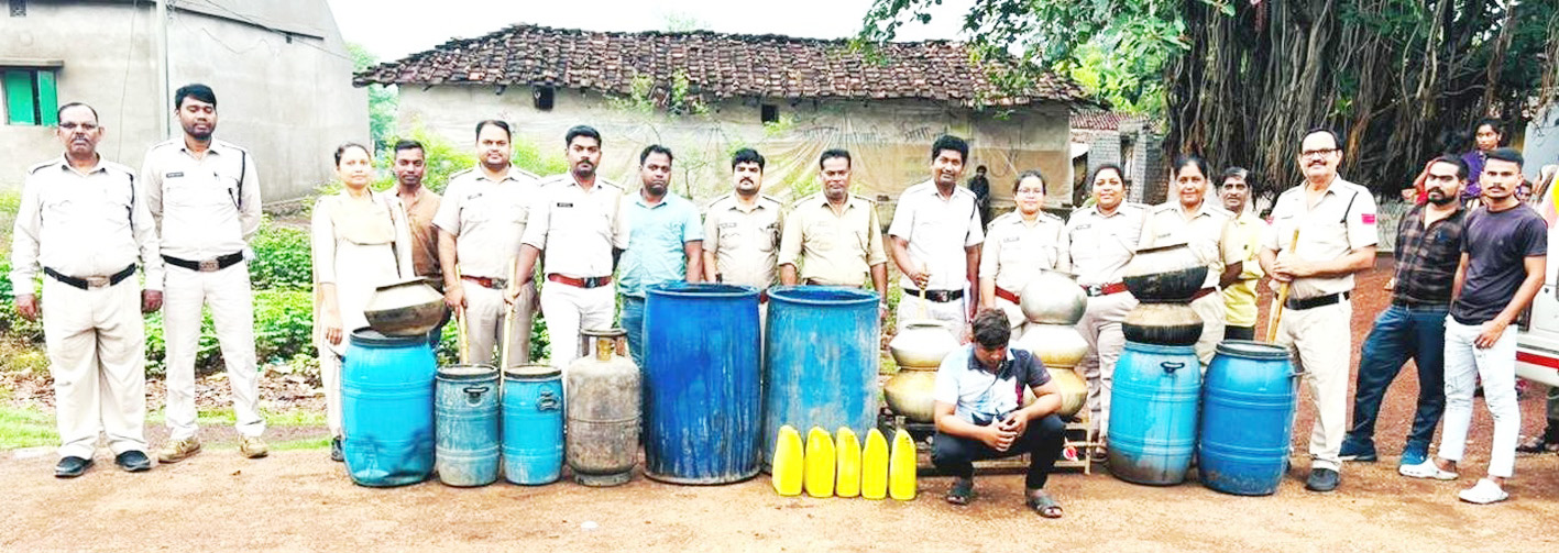 अवैध शराब बनाने और बेचने वाला गिरफ्तार अवैध शराब बनाने और बेचने वाला गिरफ्तार