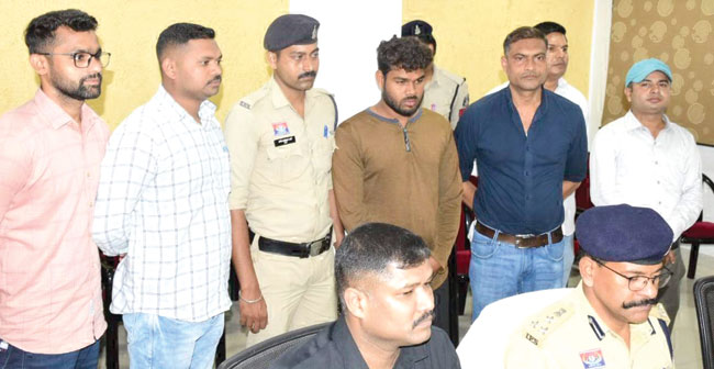 बिरोदा डबल मर्डर का खुलासा, ताने से परेशान होकर बुजुर्ग दंपत्ति की हत्या की बिरोदा डबल मर्डर का खुलासा, ताने से परेशान होकर बुजुर्ग दंपत्ति की हत्या की