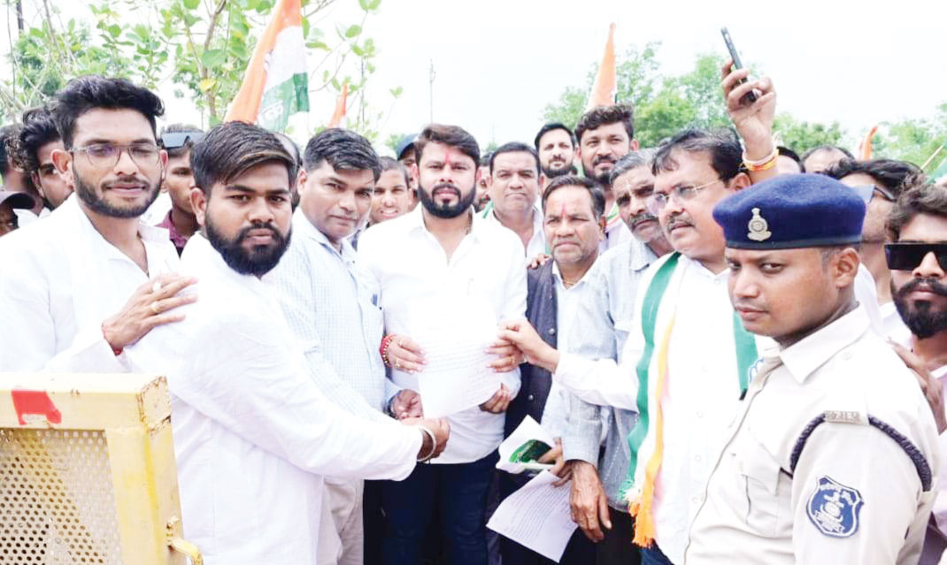 बिजली दर बढ़ोतरी का विरोध, कांग्रेस ने रैली निकालकर सौंपा ज्ञापन बिजली दर बढ़ोतरी का विरोध, कांग्रेस ने रैली निकालकर सौंपा ज्ञापन