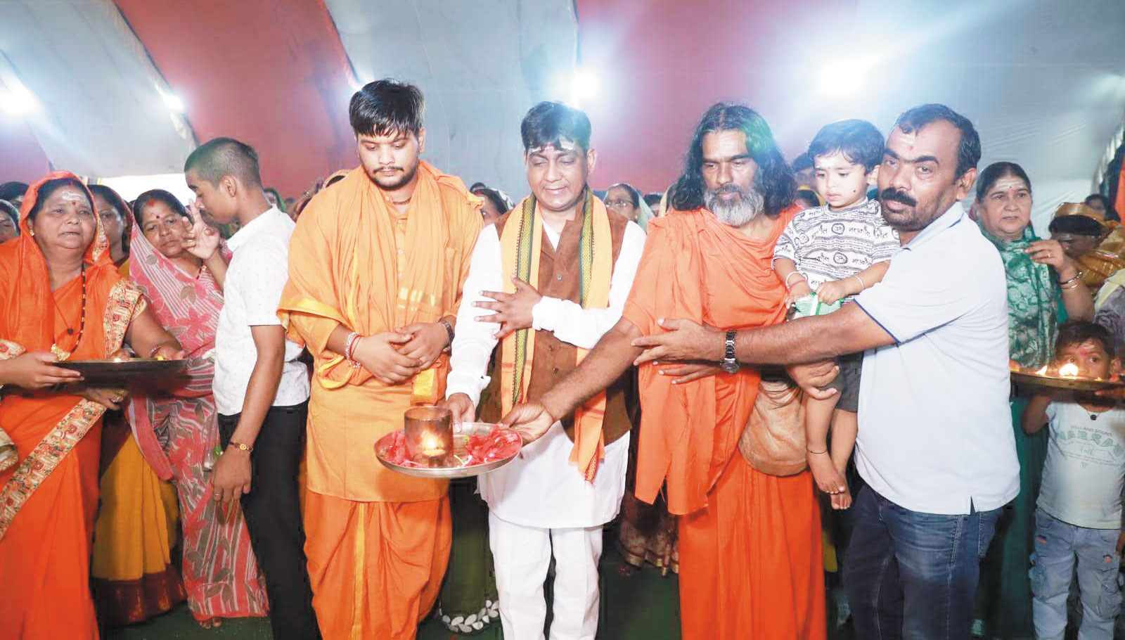 रुद्राभिषेक-हवन पूजन में शामिल हुए विधायक योगेश्वर रुद्राभिषेक-हवन पूजन में शामिल हुए विधायक योगेश्वर