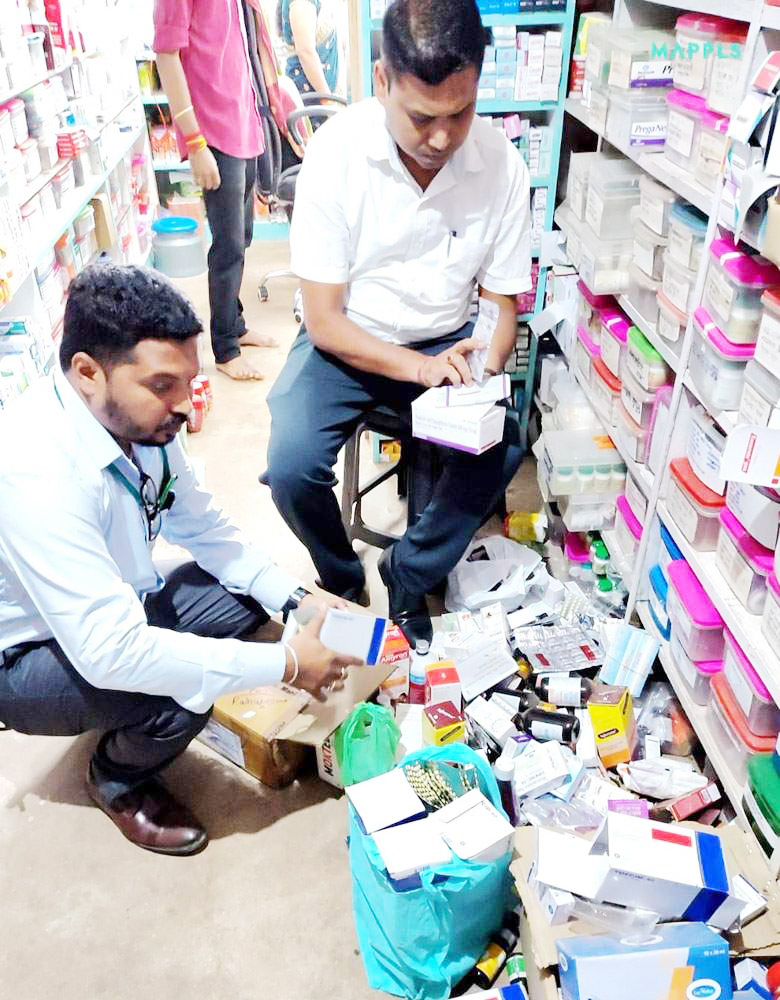 छापा : मेडिकल स्टोर में मिली एक्सपायरी दवाईयां, नोटिस