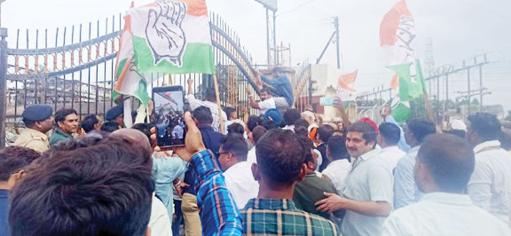 कांग्रेस ने बिजली दफ्तर घेरा कांग्रेस ने बिजली दफ्तर घेरा