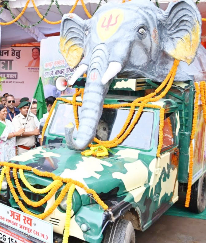 स्कूलों में पहुंचा गजरथ, विद्यार्थियों को हाथी की गतिविधियों की दी जानकारी स्कूलों में पहुंचा गजरथ, विद्यार्थियों को हाथी की गतिविधियों की दी जानकारी