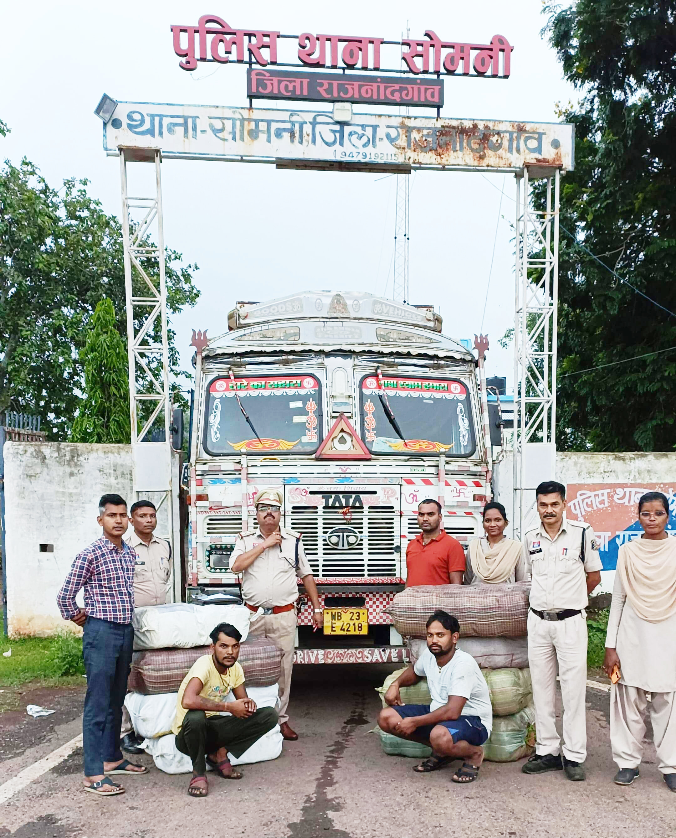 ट्रक से 22 लाख का  गांजा जब्त, दो गिरफ्तार