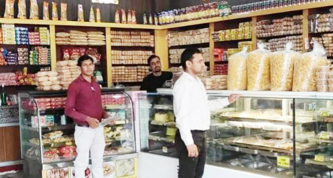 खाद्य विभाग की टीम ने होटलों व मिठाई दुकानों में दी दबिश , 11 नमूनों की जांच