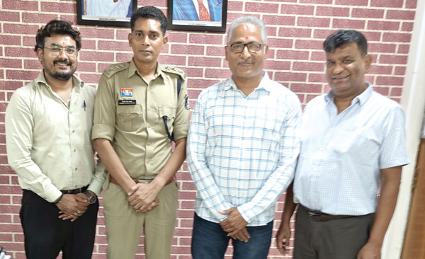 चांदी के कारोबारियों ने एसपी से की मुलाकात, सभी का बनेगा आई कार्ड चांदी के कारोबारियों ने एसपी से की मुलाकात, सभी का बनेगा आई कार्ड