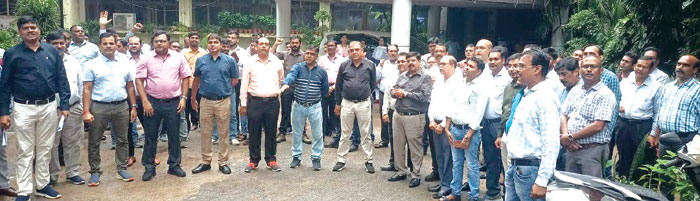 आयकर कर्मचारी-अधिकारियों का प्रदर्शन आयकर कर्मचारी-अधिकारियों का प्रदर्शन