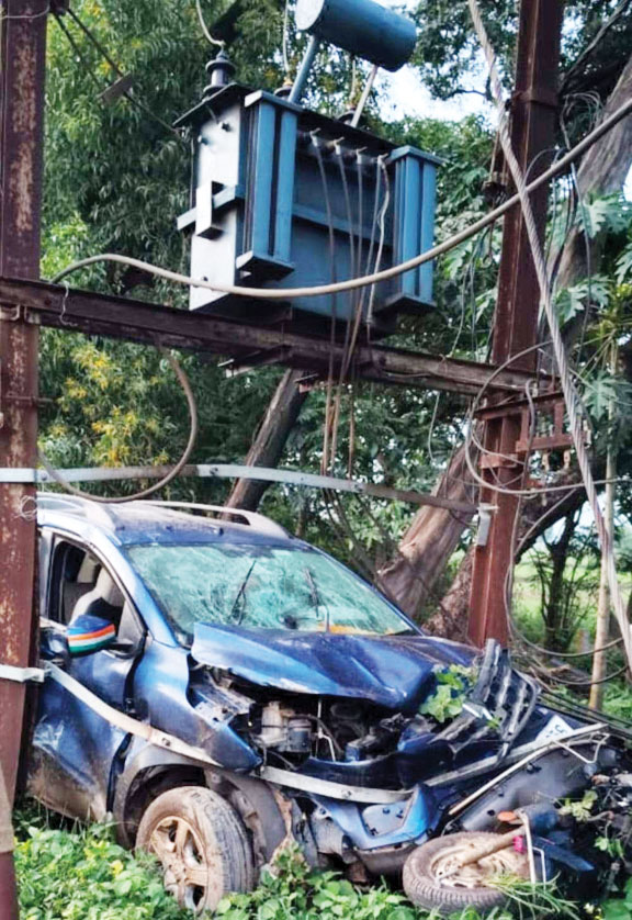 हाईवे पर तेज रफ्तार कार ने मारी टक्कर, युवती गंभीर हाईवे पर तेज रफ्तार कार ने मारी टक्कर, युवती गंभीर