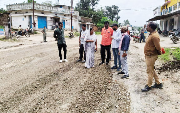 खस्ताहाल सडक़ की मरम्मत के लिए सामरी विधायक ने अफसरों को दिए निर्देश
