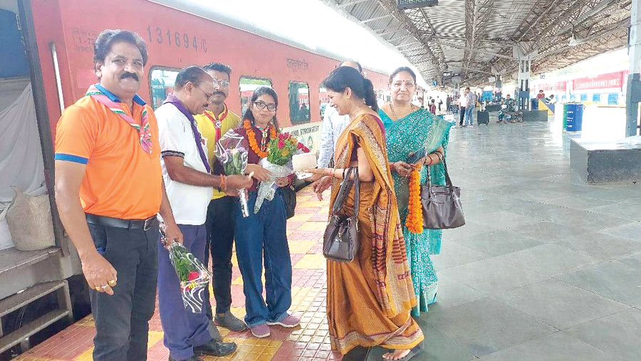 राष्ट्रपति से पुरस्कृत स्काउट गाइड्स का अभिनंदन