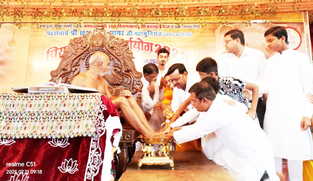 दिगंबर जैन समाज ने की तीर्थयात्रा, आचार्य विशुद्ध सागर ने नवापारा में पंचकल्याणक प्रतिष्ठा तिथि की घोषणा दिगंबर जैन समाज ने की तीर्थयात्रा, आचार्य विशुद्ध सागर ने नवापारा में पंचकल्याणक प्रतिष्ठा तिथि की घोषणा