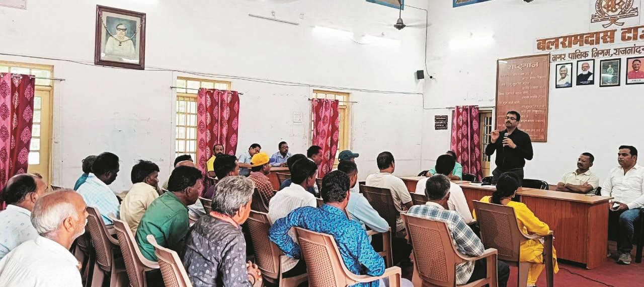 लापरवाही से नहीं हो पा रही है पेयजल सप्लाई-आयुक्त लापरवाही से नहीं हो पा रही है पेयजल सप्लाई-आयुक्त