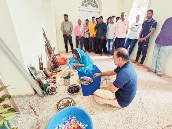 विवि में कुलपति ने कृषि उपकरणों की पूजा-अर्चना कर मनाई हरेली
