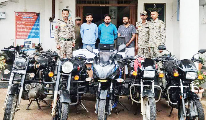 साढ़े 7 लाख की चोरी की गाड़ी समेत 3 गिरफ्तार