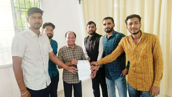  एनएसयूआई ने संत गहिरा गुरु विवि के कुलपति को सौंपा ज्ञापन