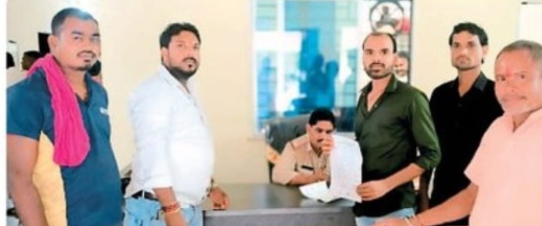 फसलों को आवारा मवेशी पहुंचा रहे नुकसान किसानों ने सौंपा ज्ञापन फसलों को आवारा मवेशी पहुंचा रहे नुकसान किसानों ने सौंपा ज्ञापन
