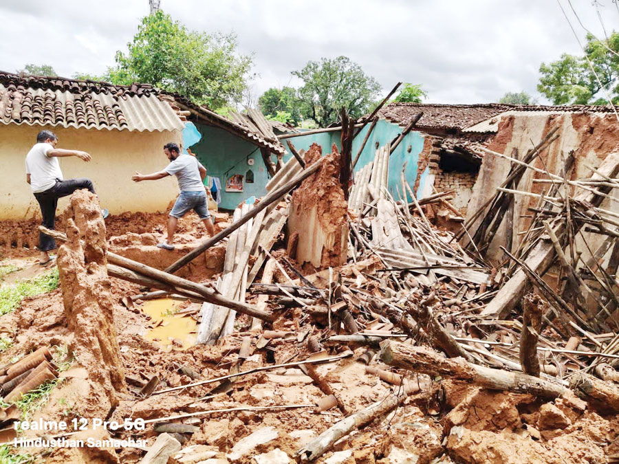 बारिश: दीवार गिरने से बच्ची की मौत, परिवार के 4 घायल