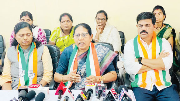 कांग्रेस जांच समिति पहुंचीं भोपालपटनम