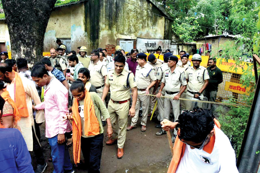 प्रार्थना भवन में धर्मांतरण का हल्ला, बंजरग दल विहिप ने घेरा प्रार्थना भवन में धर्मांतरण का हल्ला, बंजरग दल विहिप ने घेरा