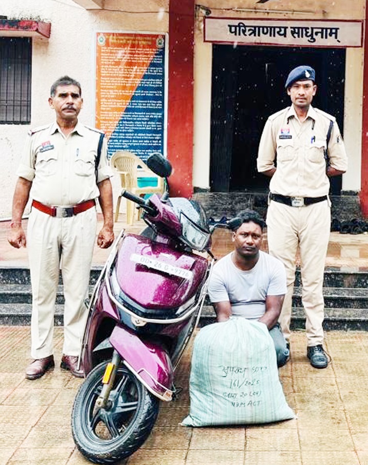 स्कूटी से गांजा तस्करी ओडिशा का एक बंदी स्कूटी से गांजा तस्करी ओडिशा का एक बंदी