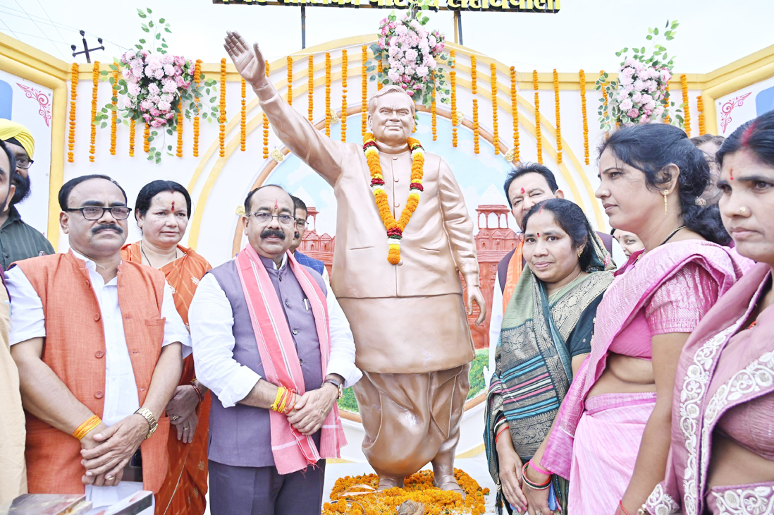 साव ने सरायपाली में किया अटल की आदमकद प्रतिमा का अनावरण