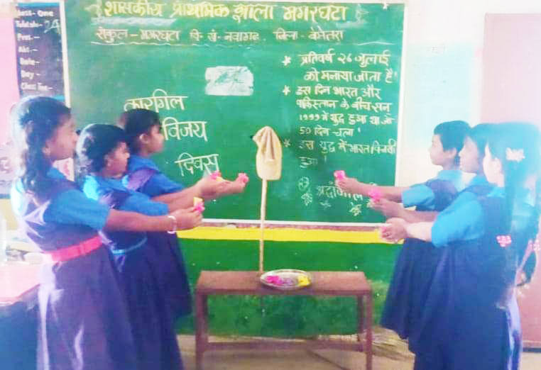 स्कूली बच्चों ने सैनिकों के लिए भेजा रक्षा सूत्र और गांव की मिट्टी