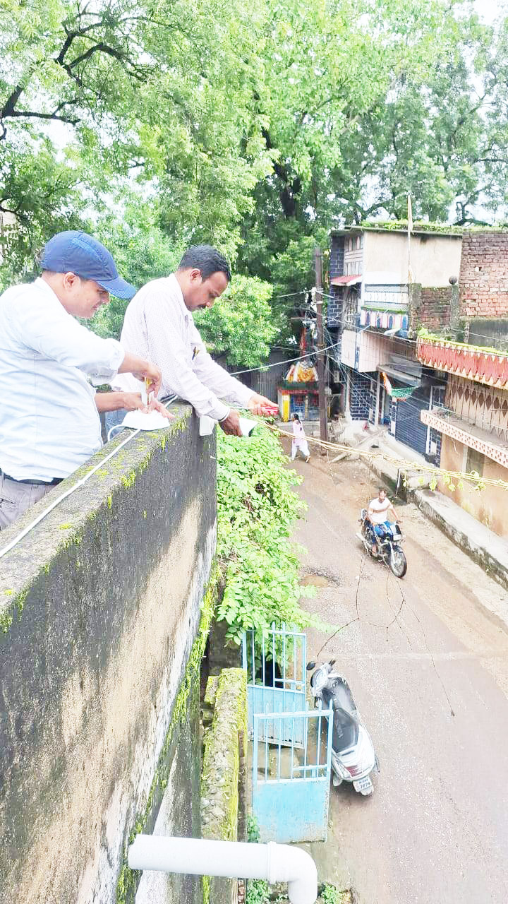 पुलिसकर्मी ने मोहल्ले की सुरक्षा के लिए लगाए कैमरे पुलिसकर्मी ने मोहल्ले की सुरक्षा के लिए लगाए कैमरे