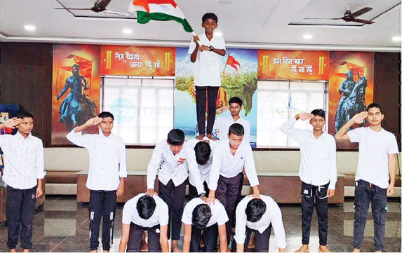 वीरों को नमन: माउंट लिट्रा जी स्कूल में कारगिल विजय दिवस की गौरवमयी प्रस्तुति वीरों को नमन: माउंट लिट्रा जी स्कूल में कारगिल विजय दिवस की गौरवमयी प्रस्तुति