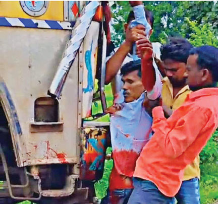 सडक़ हादसे में दंपति की मौत