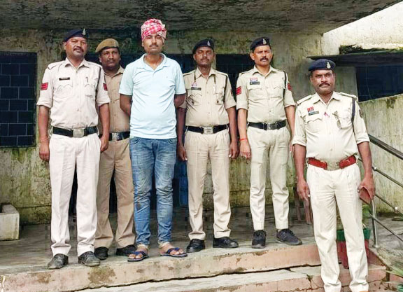 होटल में सो रही महिला से छेड़छाड़ व धमकी, आरोपी गिरफ्तार