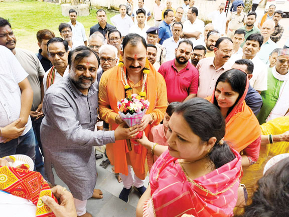 स्वास्थ्य मंत्री पहुंचे रामानुजगंज, बाबा बैजनाथ धाम कांवरिया सेवा समिति के सेवा कार्य में हुए शामिल