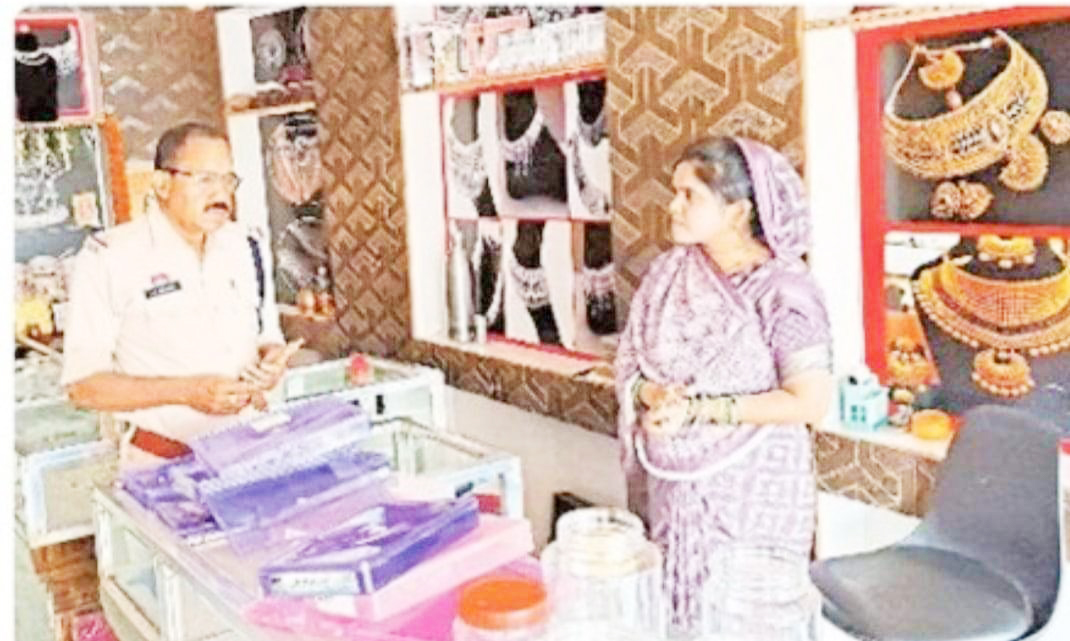 ज्वेलरी दुकान में तीन नकाबपोशों ने बोला धावा, 8 लाख के जेवर -नगदी पार