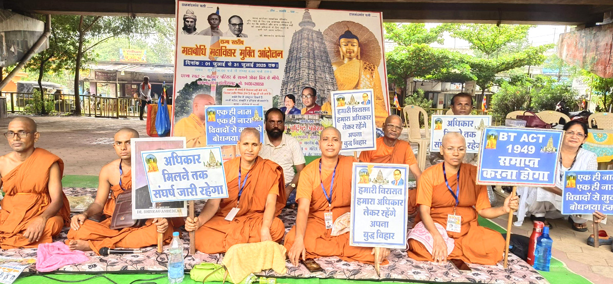 मठ धर्मगुरूओं को सौंपने की मांग को लेकर प्रदर्शन जारी