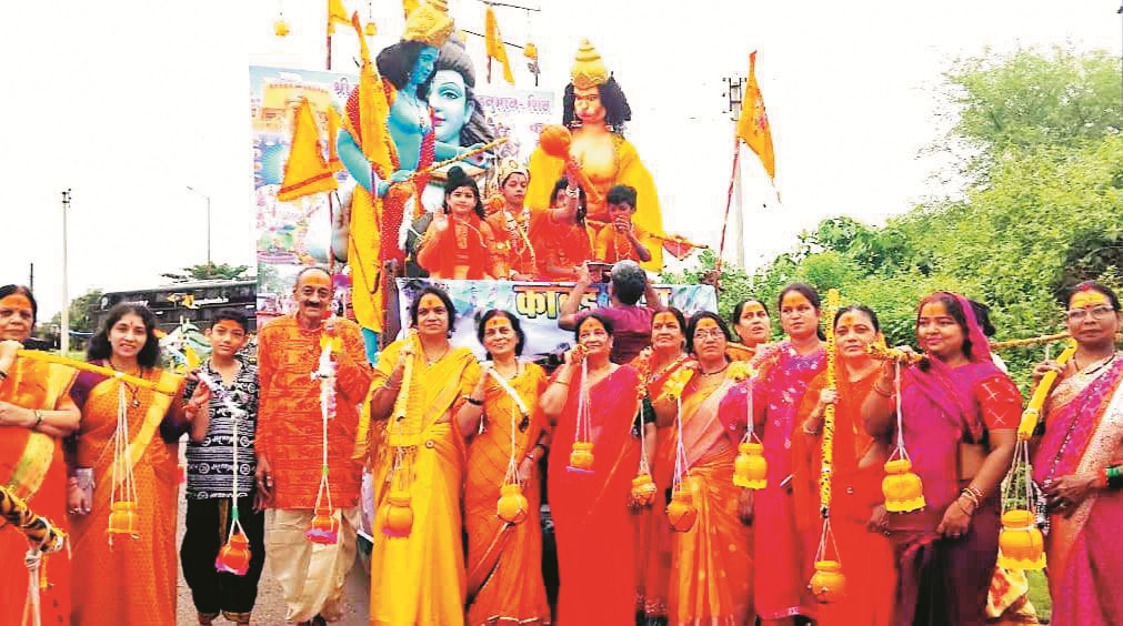 केसरिया ध्वज के साथ निकली कांवड़ यात्रा